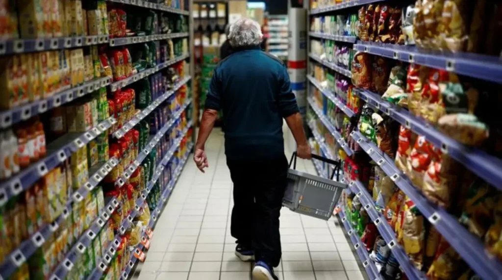 French consumer morale drops to 5-month low amid political uncertainty