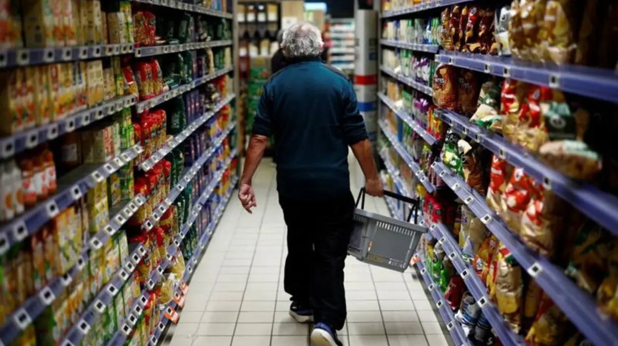 French consumer morale drops to 5-month low amid political uncertainty