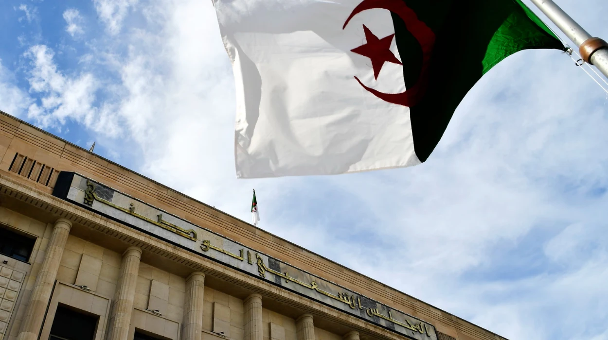 L’Algérie exige des excuses alors que les blessures coloniales se rouvrent avec la France