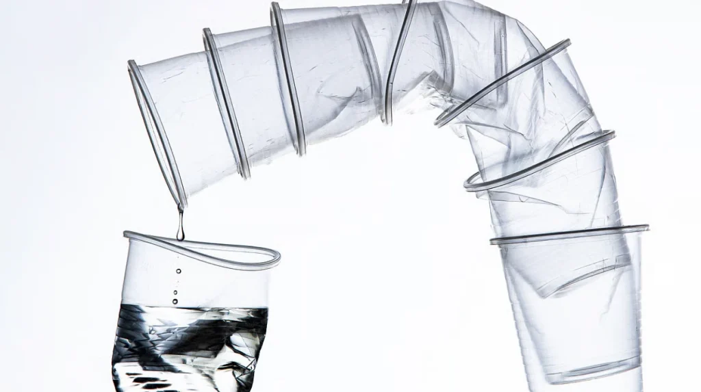 Le gouvernement français repousse l’interdiction des gobelets en plastique face aux préoccupations de l’industrie