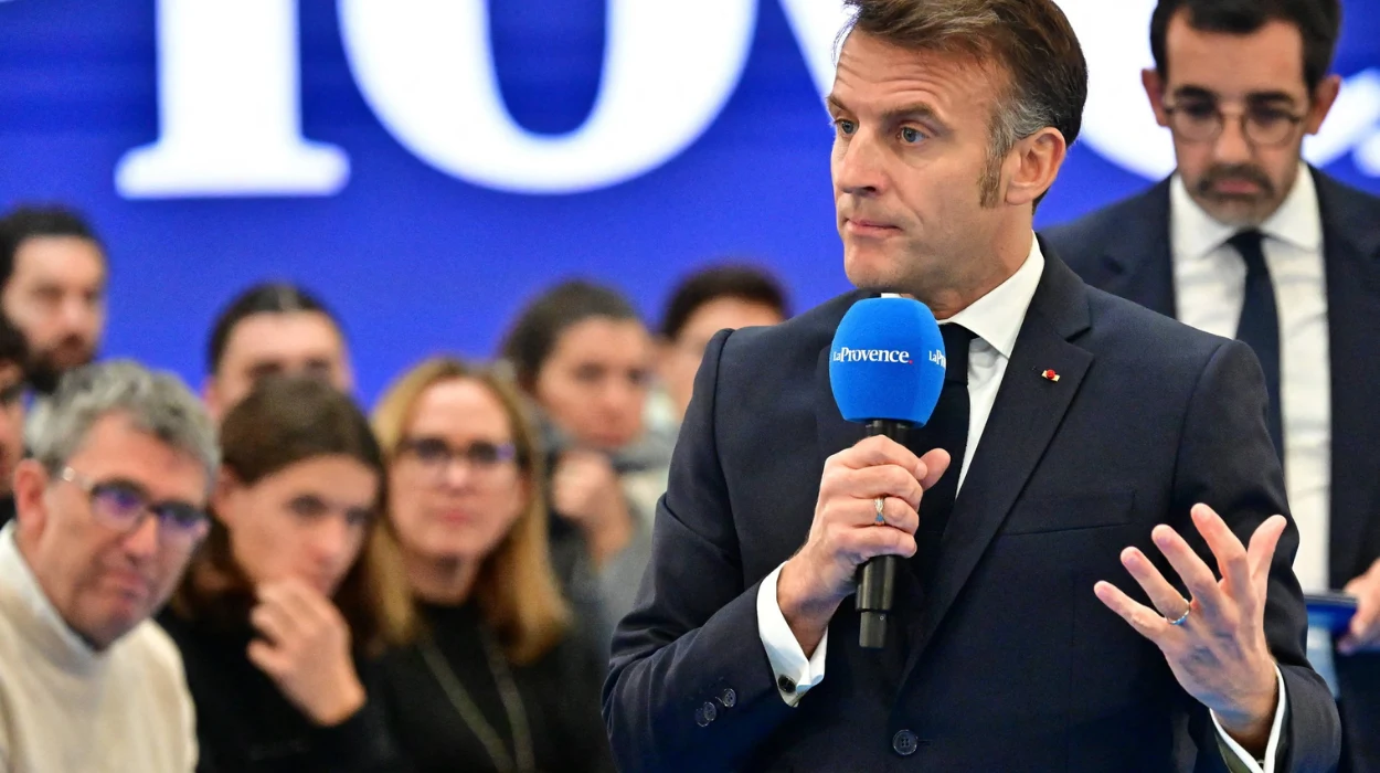 Comment la France prévoit d’appliquer une interdiction des réseaux sociaux pour les enfants