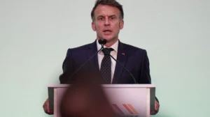 Macron provoque une polémique après avoir interrompu le public lors d’un sommet au Kenya