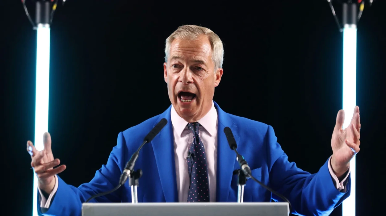 Les cadeaux de Nigel Farage de la part d’un criminel condamné alimentent la controverse