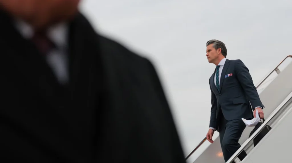 Le chef de la Défense américaine Hegseth emmène six de ses enfants en France lors d'un voyage officiel