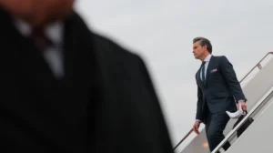 Le chef de la Défense américaine Hegseth emmène six de ses enfants en France lors d'un voyage officiel
