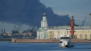 Des drones ukrainiens frappent à nouveau Saint-Pétersbourg après le rejet par Poutine de l'offre de discussions de Zelensky