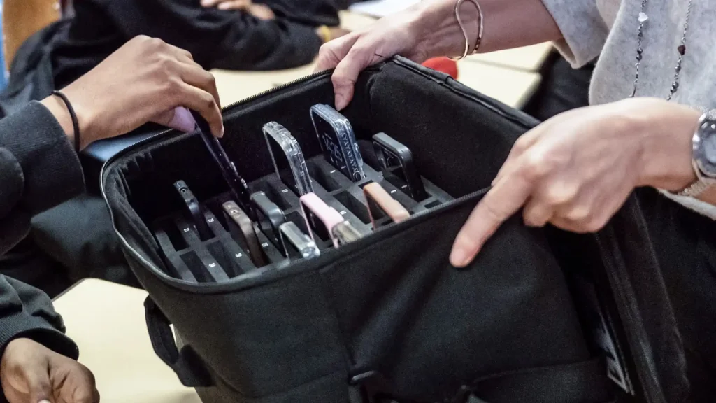 Ce que l’interdiction des réseaux sociaux pour les moins de 15 ans en France pourrait signifier pour la régulation technologique