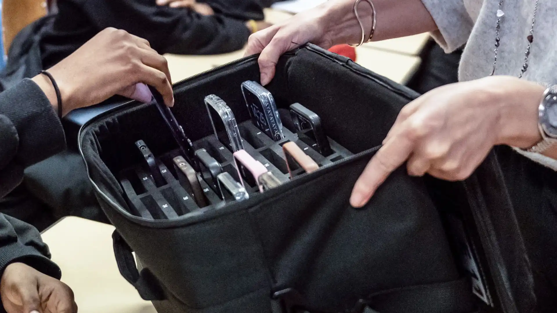 Ce que l’interdiction des réseaux sociaux pour les moins de 15 ans en France pourrait signifier pour la régulation technologique